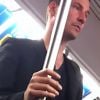 Keanu Reeves anda de metrô em Nova York