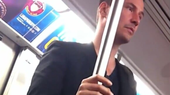 Keanu Reeves, de 'Constantine', anda de metrô nos EUA e cede lugar para mulher