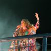 Daniela Mercury comemora 30 anos do axé music em cima do trio e rodeada de caveiras coloridas no Carnaval de Salvador, na Bahia