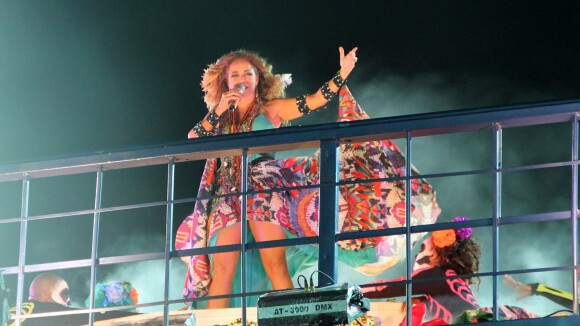 Daniela Mercury faz show animado com look colorido no Carnaval de Salvador