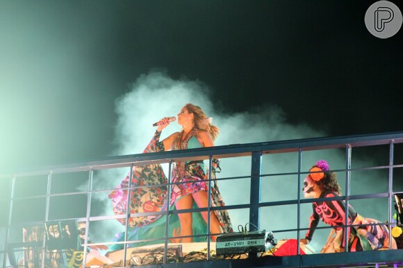 Daniela Mercury comemora 30 anos do axé music em cima do trio e rodeada de caveiras coloridas no Carnaval de Salvador, na Bahia