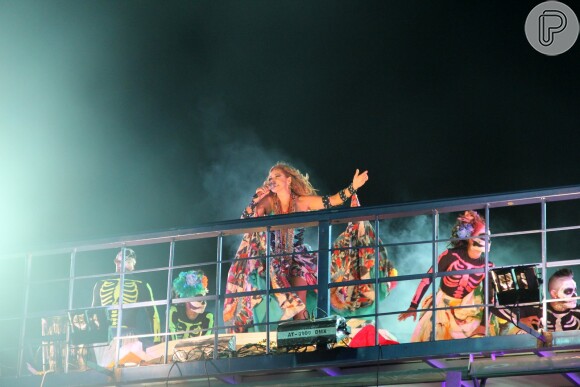 Daniela Mercury comemora 30 anos do axé music em cima do trio e rodeada de caveiras coloridas no Carnaval de Salvador, na Bahia