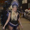 Ellen Rocche cobre o corpo todo com fantasia de rainha de bateria da Rosas de Ouro no Carnaval de São Paulo