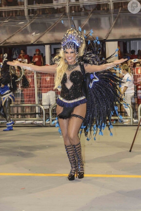 Ellen Rocche usou uma fantasia comportada no posto de rainha de bateria da escola de samba Rosas de Ouro, no Carnaval de São Paulo