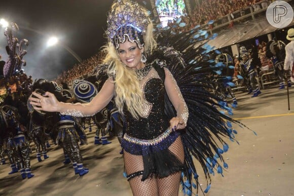 No posto de Rainha de bateria da Rosas de Ouro, Ellen Rocche comemora o Carnaval de sua escola de samba: 'Estou muito satisfeita com o resultado. O cansaço é na verdade a alegria de ter feito um desfile tão maravilhoso'