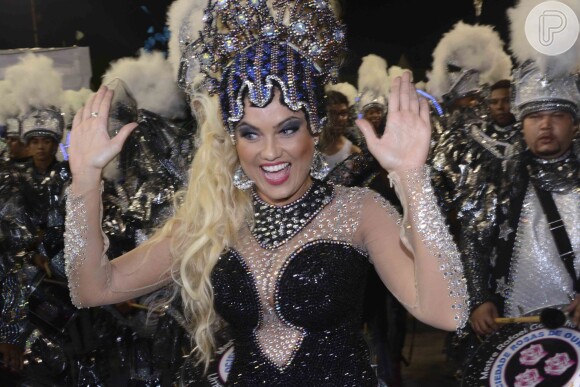 Ellen Rocche cobre o corpo todo com fantasia de rainha de bateria da Rosas de Ouro no Carnaval de São Paulo, nesta sexta-feira, 15 de fevereiro de 2015