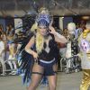Ellen Rocche cobre o corpo todo com fantasia de rainha de bateria da Rosas de Ouro no Carnaval de São Paulo