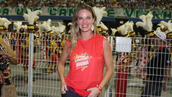 Letícia Birkheuer não vê problema em mostrar o corpo no Carnaval: 'Seja feliz'