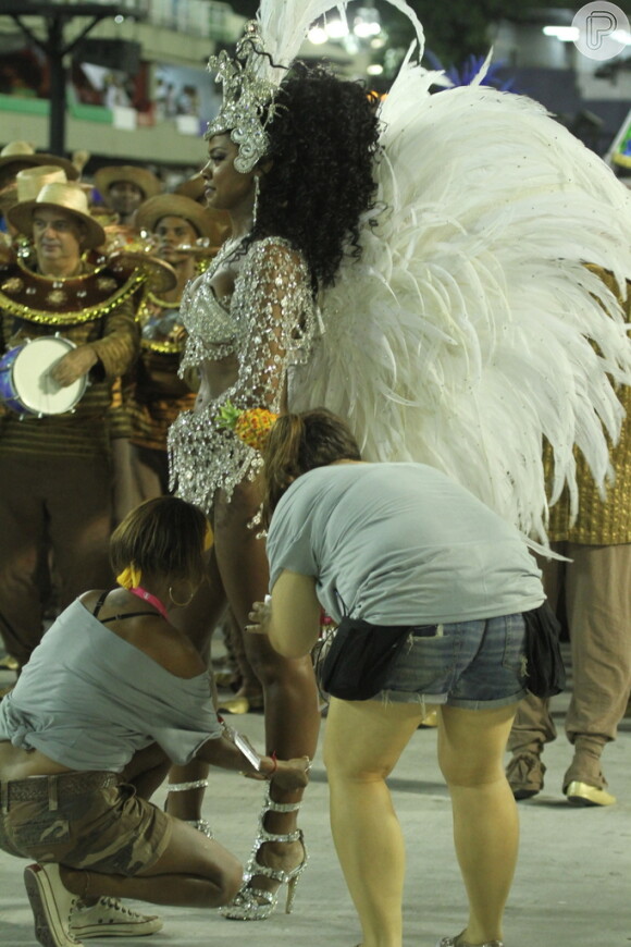 Cris Vianna exibe corpo escultural em gravação de Carnaval da novela 'Império'