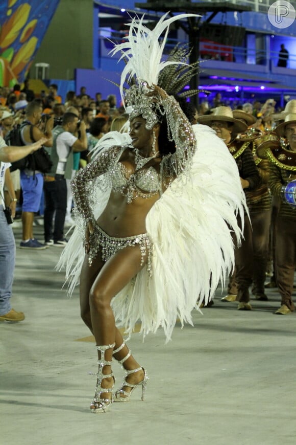 Juju Popular (Cris Vianna) desfila como rainha de bateria da União de Santa Teresa, escola de samba da novela 'Império'