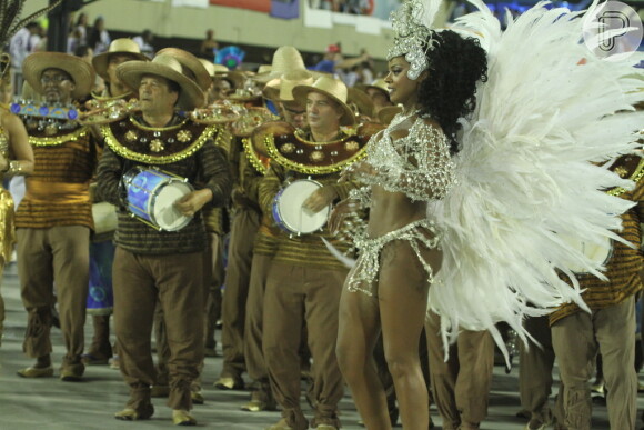 Cris Vianna exibe barriga seca em gravação de Carnaval da novela 'Império'