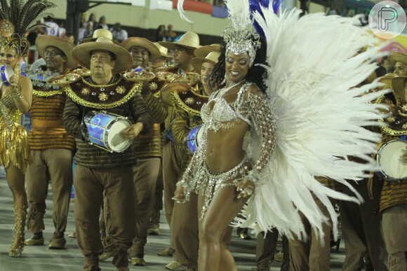 Cris Vianna exibe corpo escultural em gravação de Carnaval da novela 'Império'