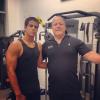 Enzo posa com o seu personal trainer, Tonhão, responsável por seu treino há quase três anos