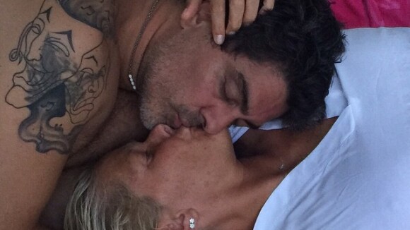 Xuxa publica foto beijando Junno Andrade, que deixa à mostra tatuagem no braço