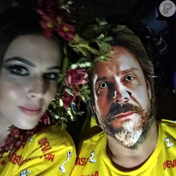 Alexandre Nero vai para camarote no Rio com máscara de si mesmo, neste domingo (15 de fevereiro de 2015)