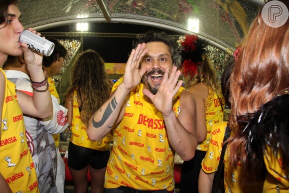 Carnaval 2015: Alexandre Nero brinca com o fotógrafo no camarote Devassa