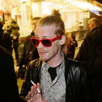 Macaulay Culkin é confundido com mendigo por estudante nas ruas de Londres