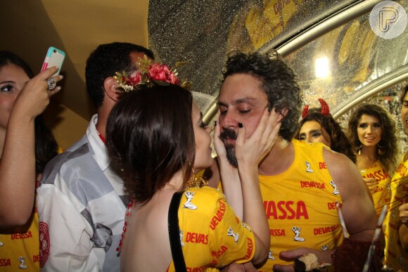 Alexandre Nero e a namorada, Karina, trocam carinhos em camarote de Carnaval, no Rio