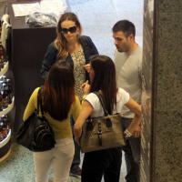 Fernanda Rodrigues almoça com marido, Raoni Carneiro, e amigos em shopping