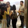 Fernanda Rodrigues é flagrada com amigos e marido em shopping do Rio