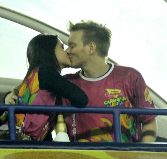 Michel Teló e Thais Fersoza são clicados aos beijos em camarote no Rio de Janeiro