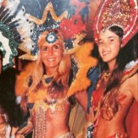 Ticiane Pinheiro aparece morena em foto antiga de Carnaval com Helô Pinheiro