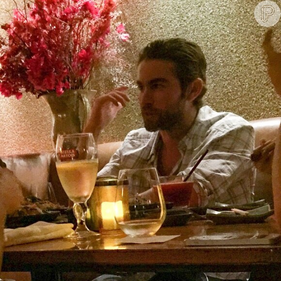 Chace Crowford jantou no restaurante Sushi Leblon, no Rio, após se divertir na Sapucaí