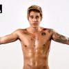 Sem camisa, Justin Bieber abre os braços para receber um verdadeiro banho de ovo