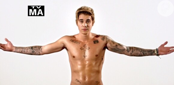 Sem camisa, Justin Bieber abre os braços para receber um verdadeiro banho de ovo