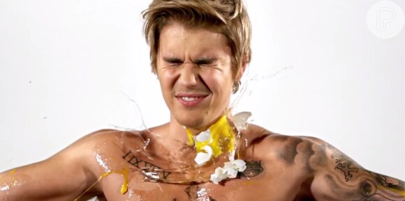 O cantor Justin Bieber teve que pagar uma multa após jogar ovos na casa de seu antigo vizinho