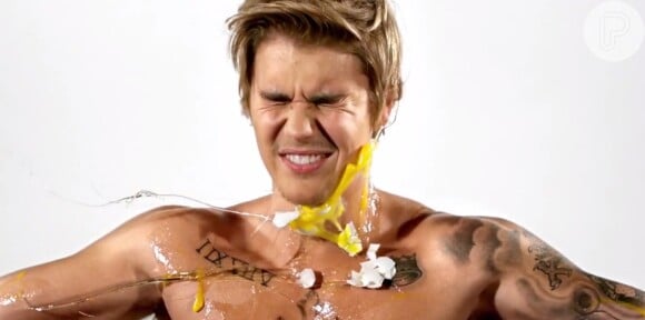 Justin Bieber toma banho de ovo durante comercial do programa 'Comedy Central Roast' divulgado nesta terça-feira, 17 de fevereiro de 2015