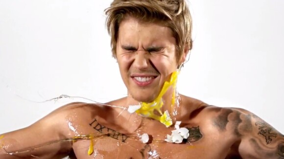 Justin Bieber sofre ataque de ovos em comercial de programa de humor