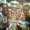 Com o filho, Alexandre Jr., no colo, Ana Hickmann posa ao lado do troféu que a Vai-Vai recebeu por ser a campeã do Carnaval de São Paulo