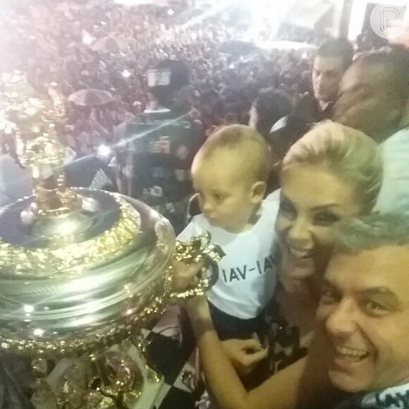 Ana Hickmann leva o filho e o marido para quadra da Vai-Vai comemorar o título de campeã do Carnaval de São Paulo, na noite desta terça-feira, 17 de fevereiro de 2015