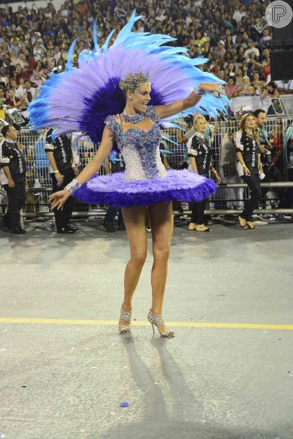 A apresentadora Ana Hickmann desfilou com graciosidade na escola de samba Vai-Vai, em São Paulo