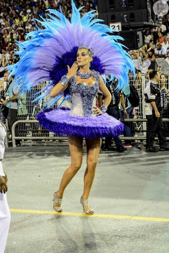 Ana Hickmann usou uma fantasia de bailarina no desfila da Vai-Vai, campeã do Carnaval de São Paulo