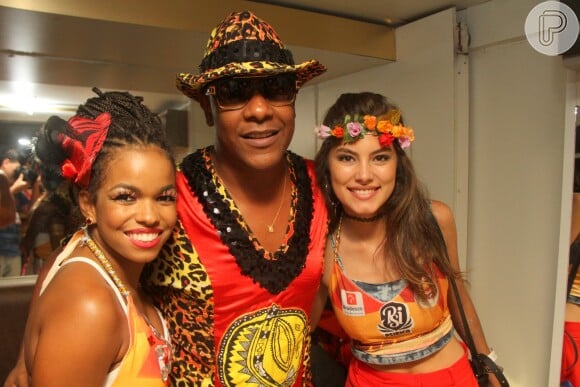 Jennifer Nascimento e Bruna Hamu também posaram ao lado do cantor Márcio Victor, que também apostou na customização de seu abadá. O baiano usou uma blusa com detalhes em preto e estampa em animal print