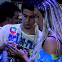 Enzo Celulari e musa da Beija-Flor trocam telefones e curtem vitória da escola