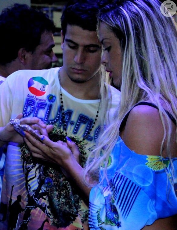 Enzo Celulari e Denise Dias trocam telefones na quadra da Beija-Flor de Nilópolis, em 18 de fevereiro de 2015