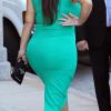 Kim Kardashian exibe curvas volumosas
