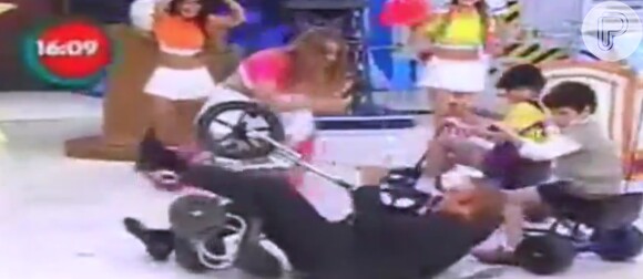 Gugu levou tombo de triciclo durante seu programa na TV Record