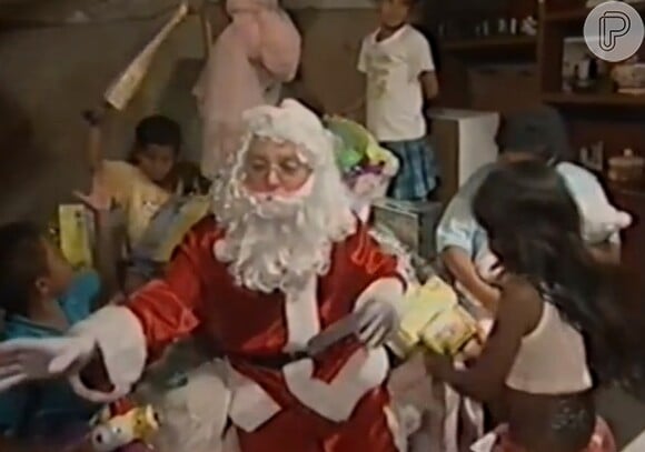 Gugu se vestiu de Papai Noel nos meses de dezembro