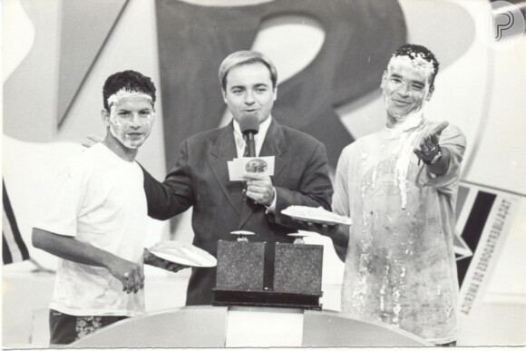 No 'Passa ou Repassa', a famosa brincadeira do 'Torta na Cara' foi lançada. Pelo programa passaram famosos como o ex-jogador Cafu