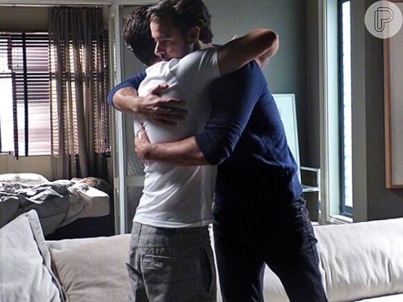 Enrico (Joaquim Lopes) abraça Leonardo (Klebber Toledo) e lhe pede perdão, em 'Império', em 20 de fevereiro de 2015
