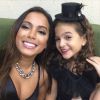 No show de Anitta, Mel Maia visita camarim da cantora e tira foto com ela