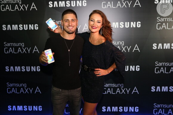 Paolla Oliveira posa com Daniel Rocha em evento do lançamento de um novo celular