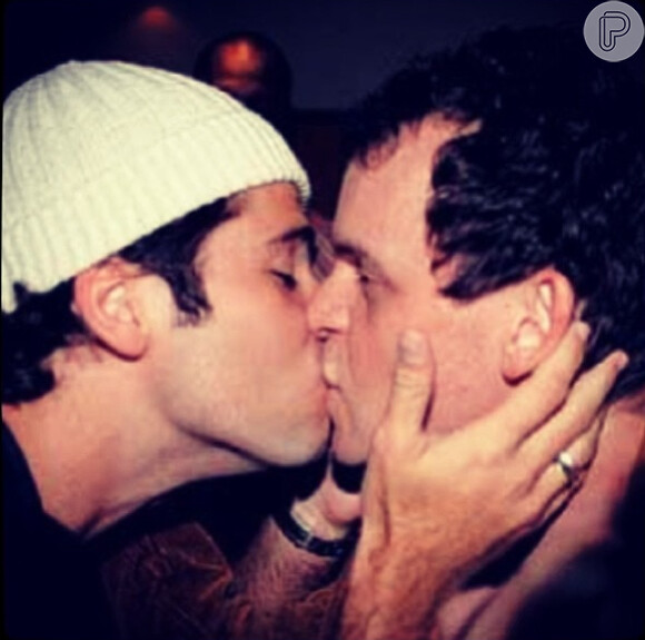 Bruno Gagliasso e Matheus Nachtergaele se beijam. A foto é publicada contra o deputado Marco Feliciano