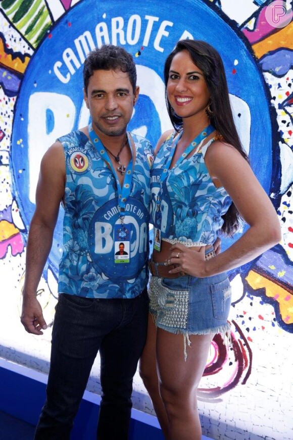 Zezé Di Camargo e Graciele Lacerda assistem juntos ao Desfile das Campeãs, no Rio, neste sábado, 21 de fevereiro de 2015