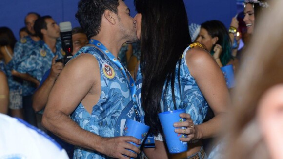 Zezé Di Camargo beija a namorada, Graciele Lacerda, em camarote na Sapucaí