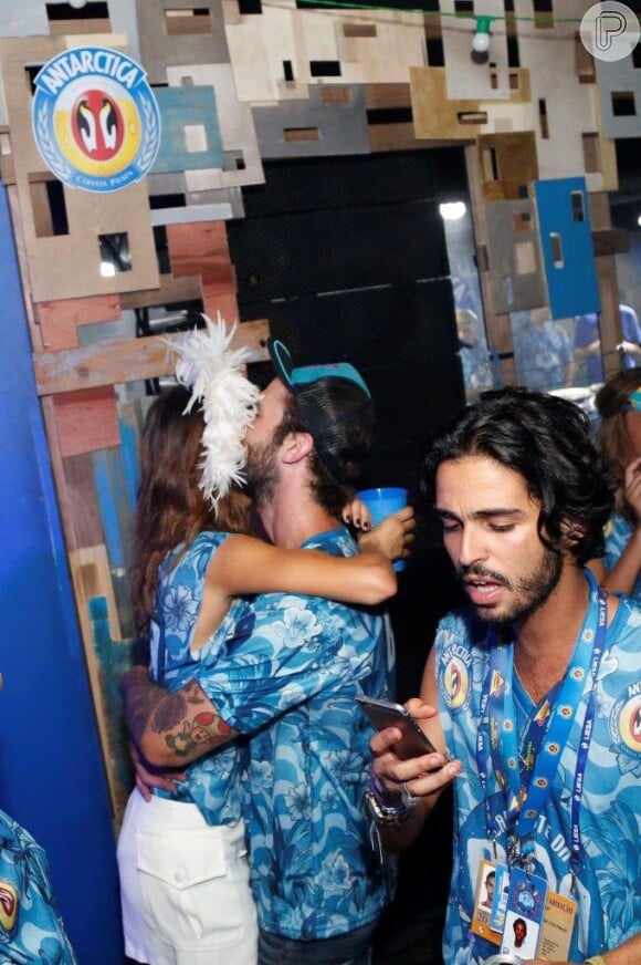 Thaiala Ayala e o modelo alemão Andre Hamann se abraçam em camarote no Rio